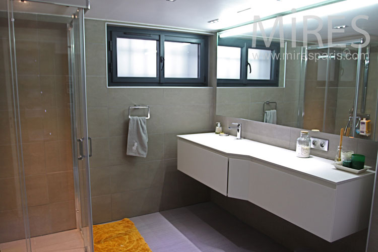 C1106 – Gray bathroom