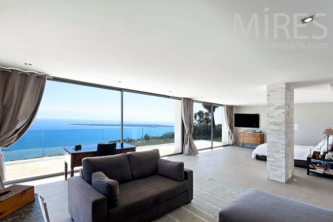 C1110 – Suite in front of the sea