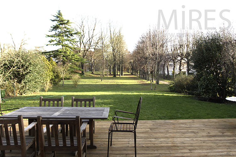 C1142 – Terrasse en teck et vue campagnarde