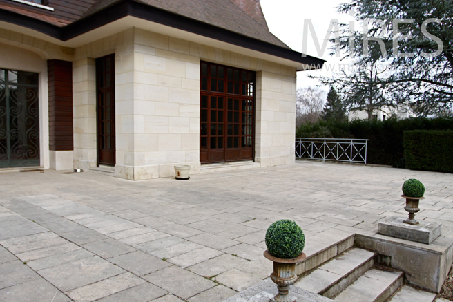 Grande terrasse en pierre. C1157