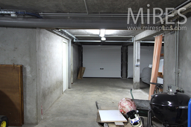 Garage au sous-sol. C1157