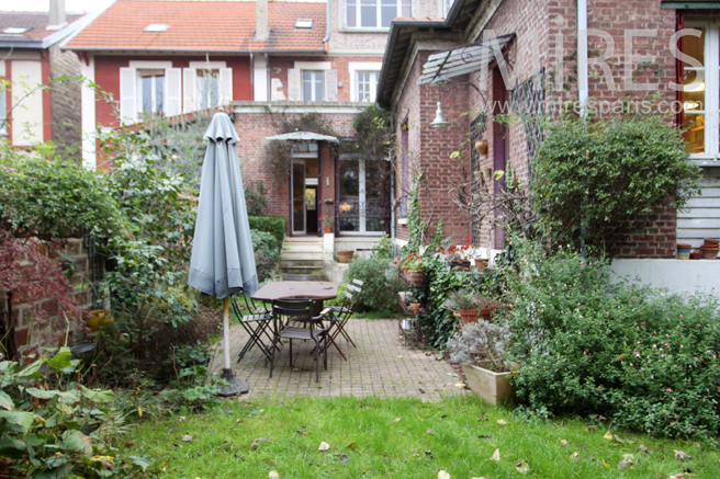 Jardin fleuri. C0330