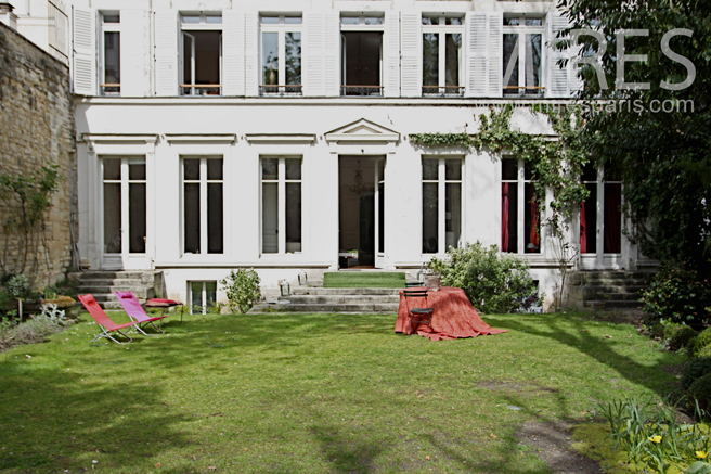 A mansion with garden in Paris. C1174