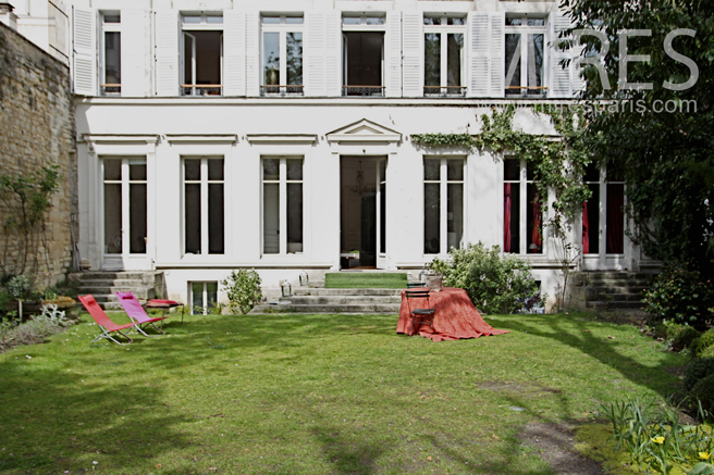 C1174 – Parisian apartment with garden
