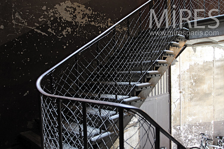 C1180 – Escalier métallique patiné