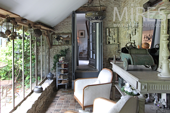 C0131 – Cosy corner sheltered from bad weather
