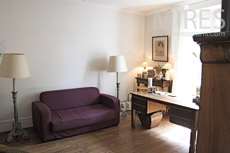 C1187 – Bureau de bois et sofa bordeaux