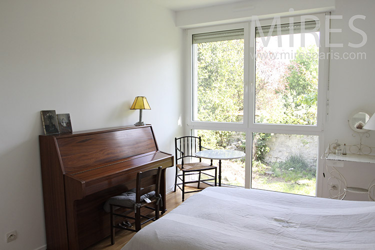 C1187 – Chambre claire avec piano