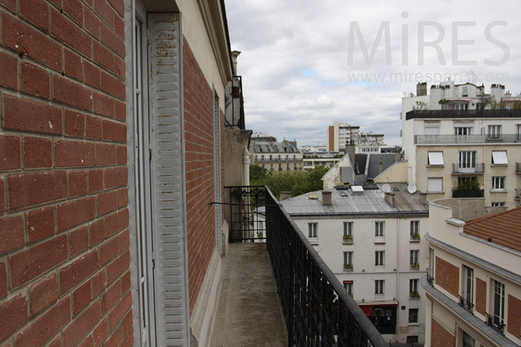 C1189 – Long balcony on brick wall