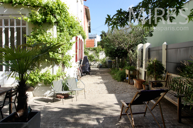 C1191 – Allée pavée et jardin sous le soleil