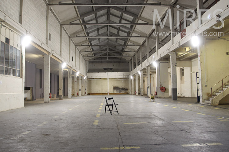 Hangar industriel vide. C1199