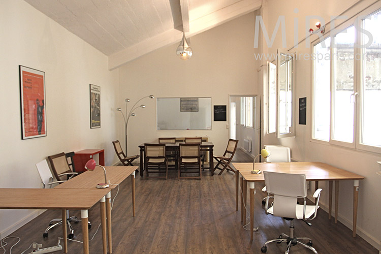Bureaux bien rangés. C1199