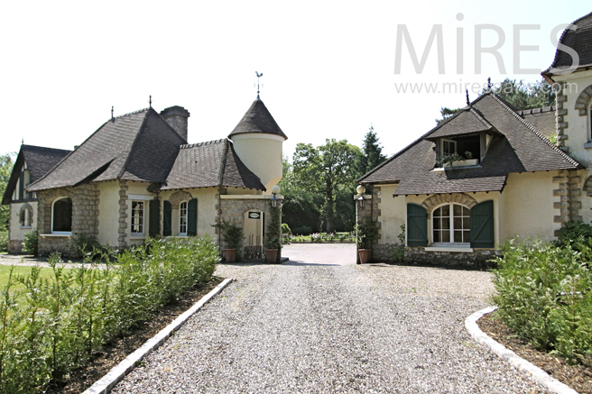 C1208 – Mansion’s courtyard entrance