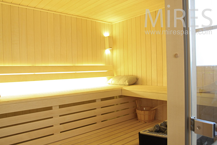 Petit sauna jaune. C0155