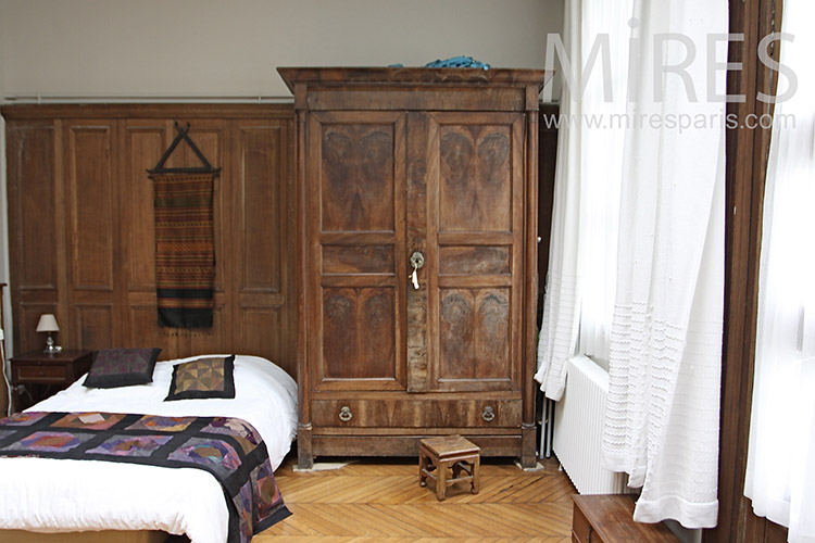 Classic room with wood paneling. C0663