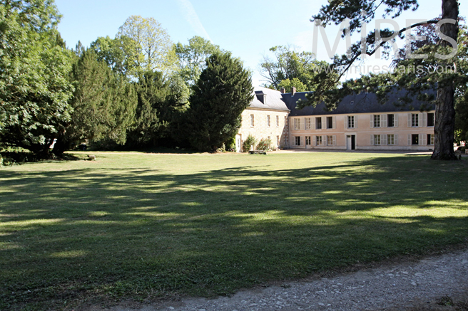 C1225 – Large mansion surrounded by greenery