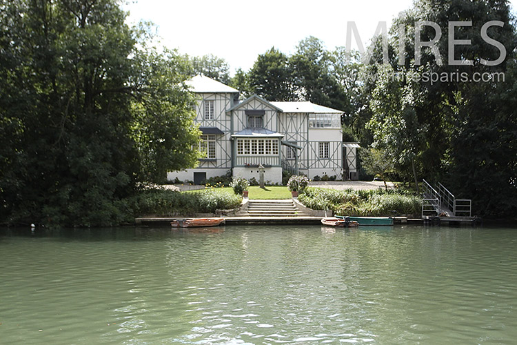 C1231 – Magnifique maison familiale sur une île