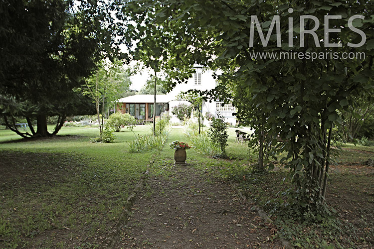 C1231 – Peaceful garden