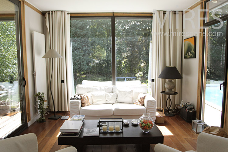 C1231 – Beautiful lounge overlooking nature