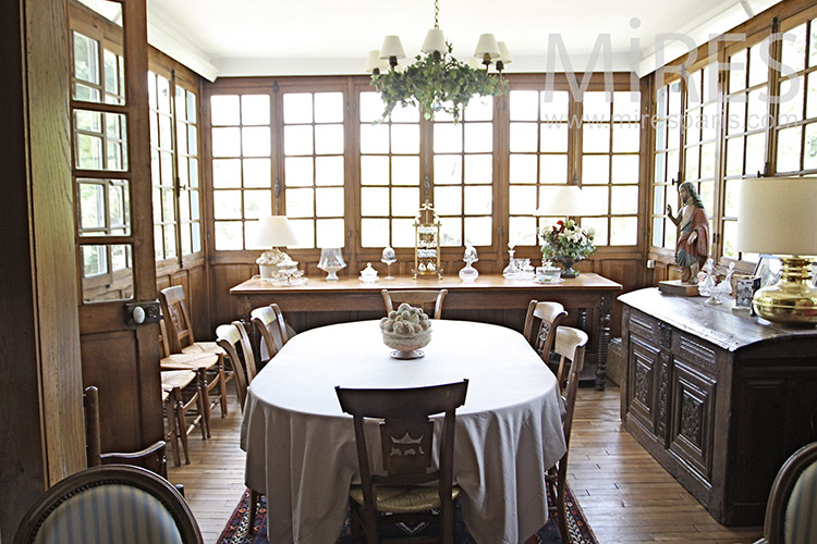 C1231 – Bright dining room