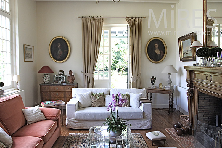 C1231 – Classic living room