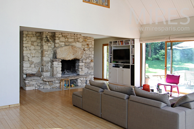 C1233 – Lightness lounge with stone fireplace