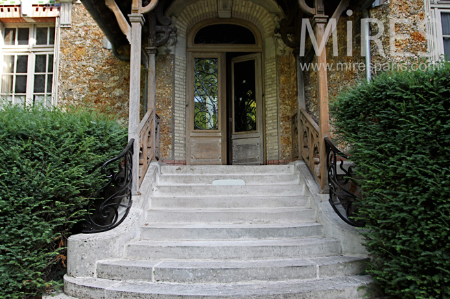 C1235 – Entrance vue by the front garden