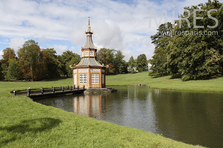 C1242 – Miniature pagoda