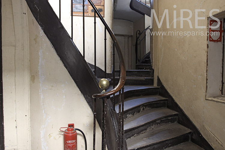 C1243 – Etroit escalier de bois