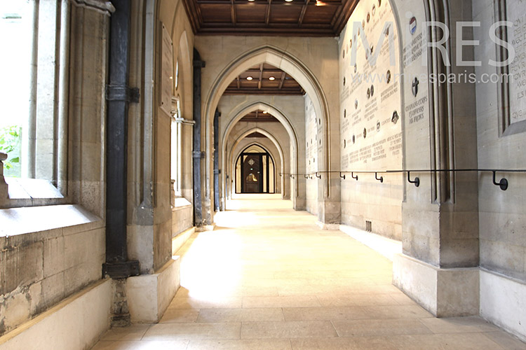 C1253 – Corridors, stained glass and dome