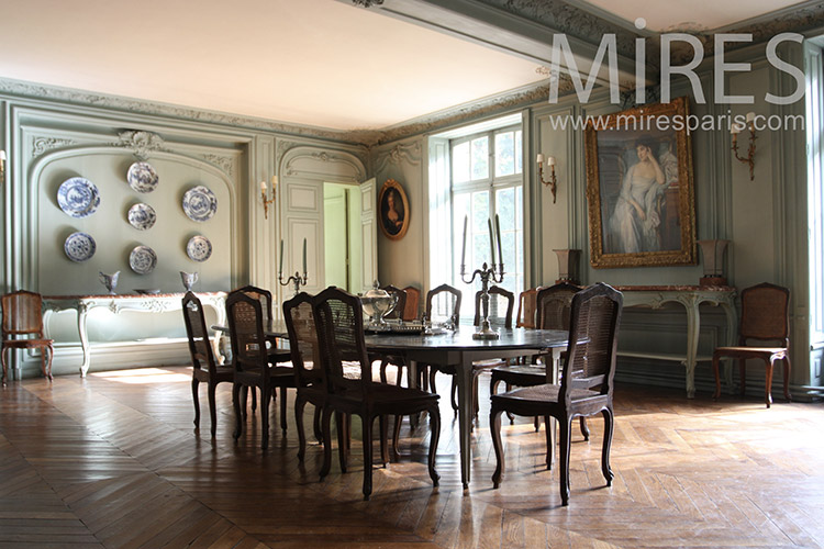 C1258 – Large dining room