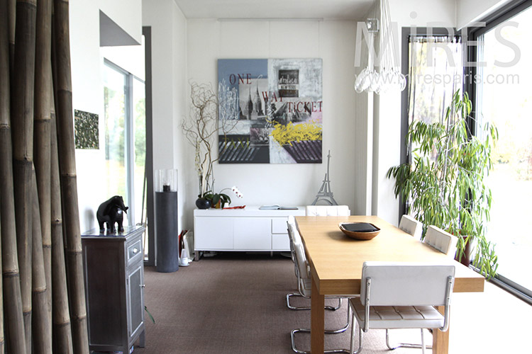 Bright dining room. C1266