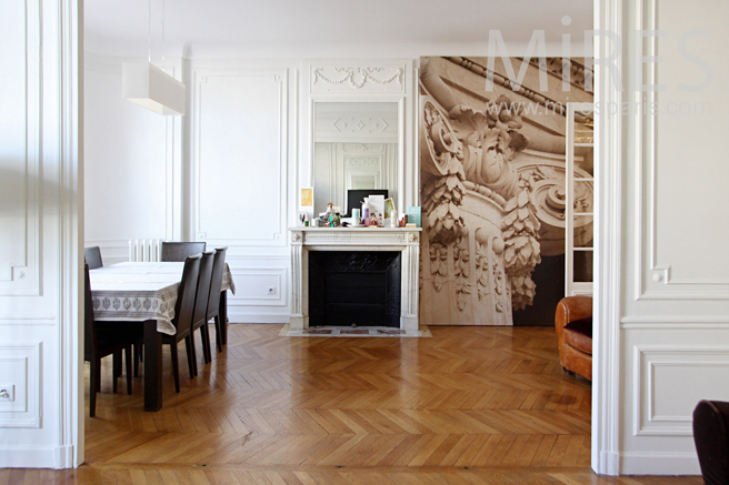 C1273 – Dining room with balcony