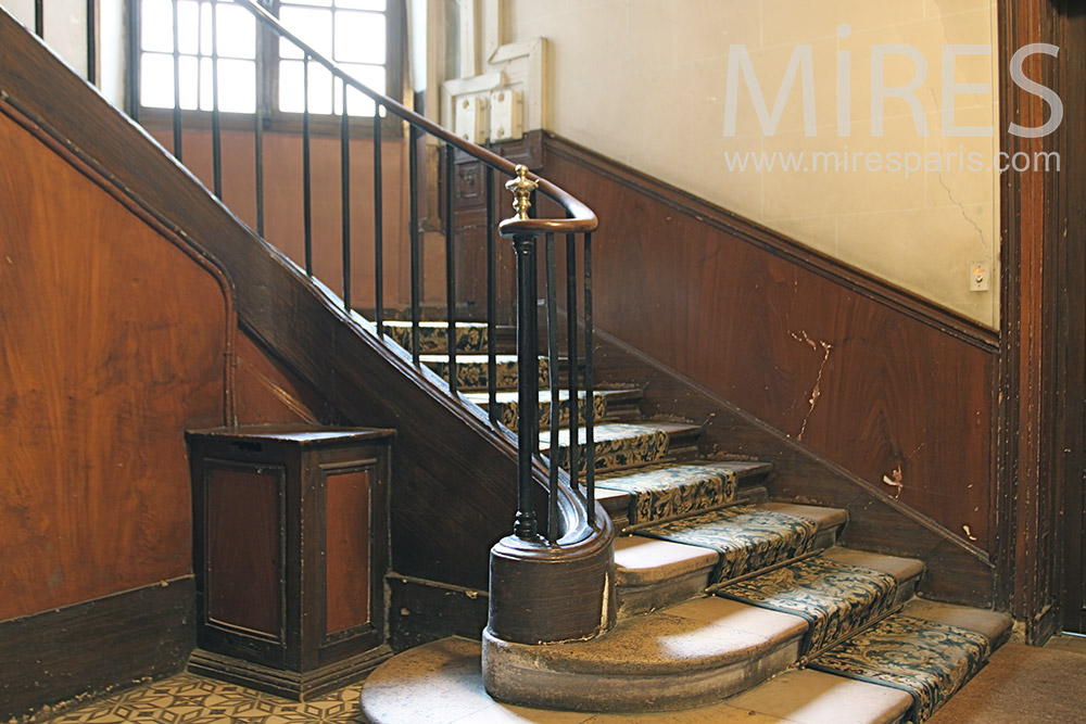 C1278 – Beautiful wooden staircase with threadbare carpet