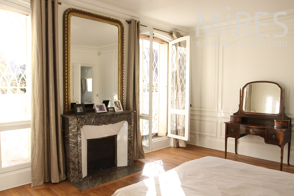 C1279 – Bedroom and dressing table