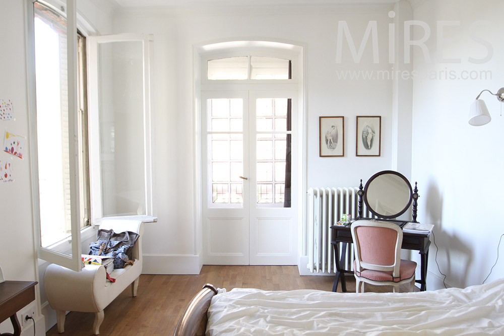 C1279 – Bright room