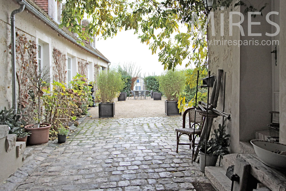 C1284 – Doorway and paved tiles