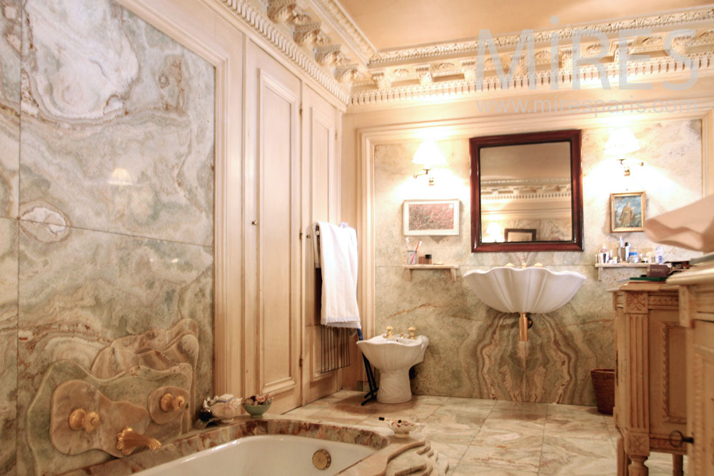 C1286 – Marble decorated bathroom