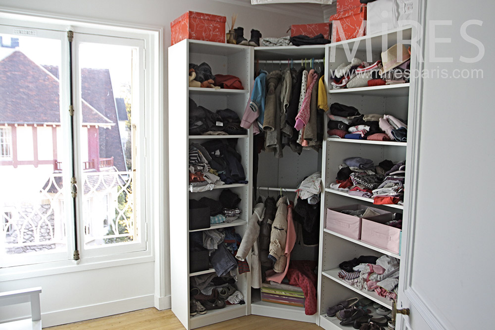 C1279 – Cluttered dressing