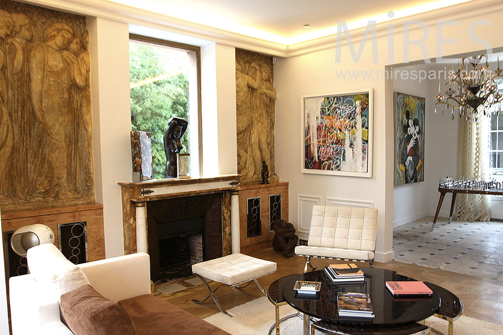 Fireplace and sculpted walls. c0179