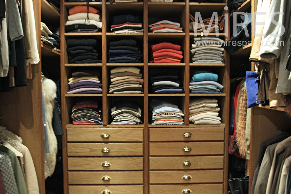 Cluttered dressing. c0179