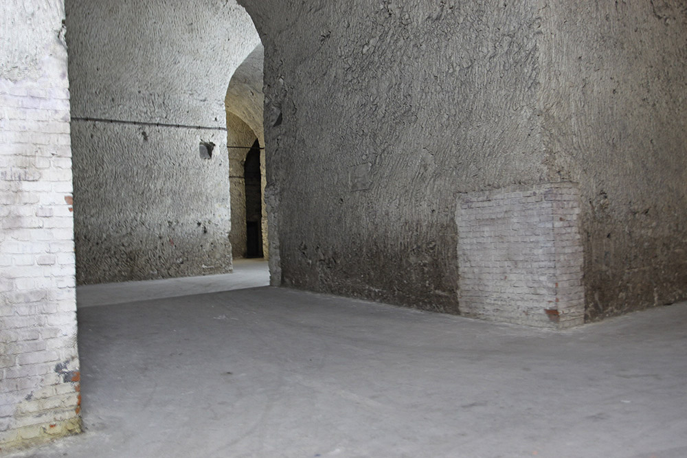 C1303 – Gray vaults c1303