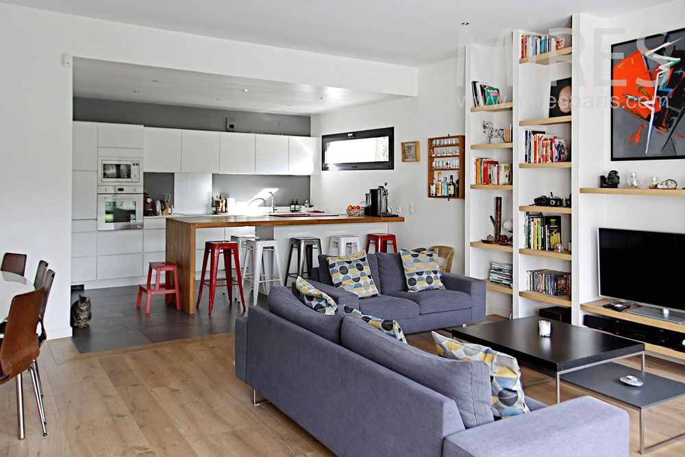 C1306 – Kitchen open on the lounge