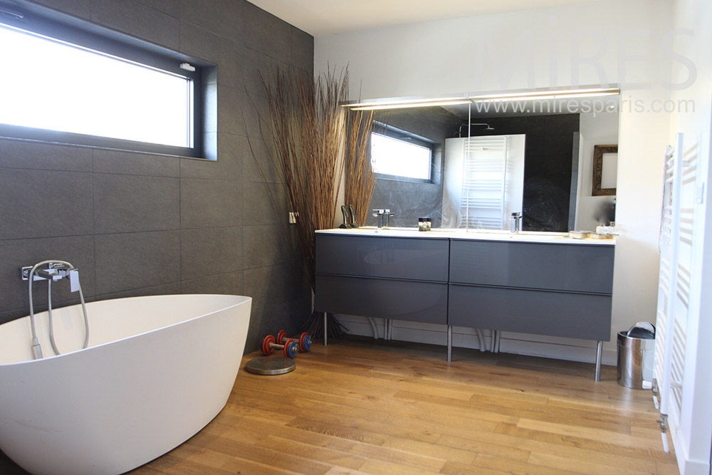 Modern bathroom. c1307