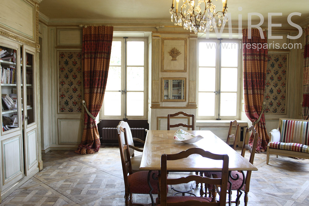 C1310 – Outdated Dining