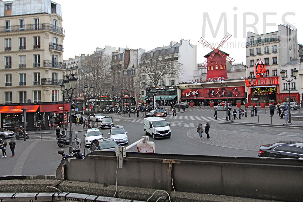 C1319 – Vue sur le Moulin Rouge