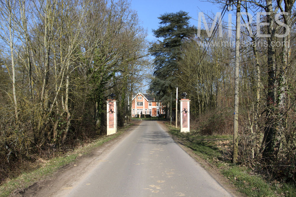 C1321 – Entrée au château par le chemin