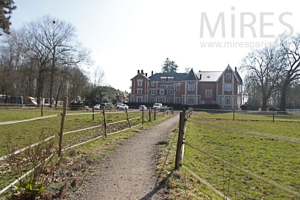 C1321 – Galloping track towards the castle