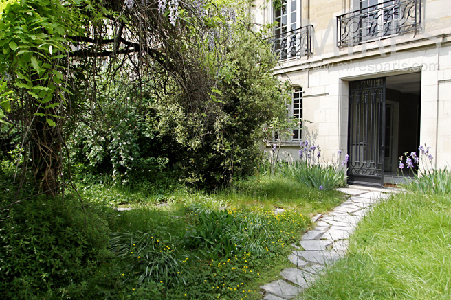 C1334 – Entrance with a little garden