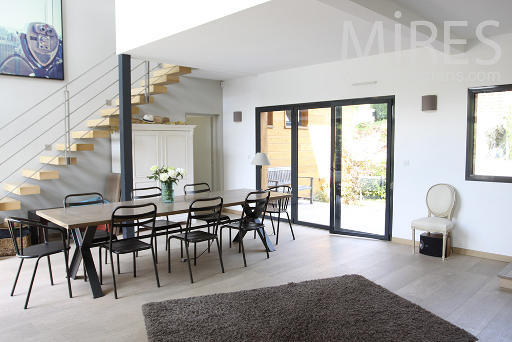 C1344 – Modern family table